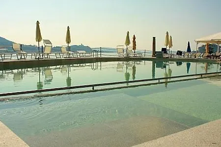 Sleeps 2 Pool Wifi Apartment